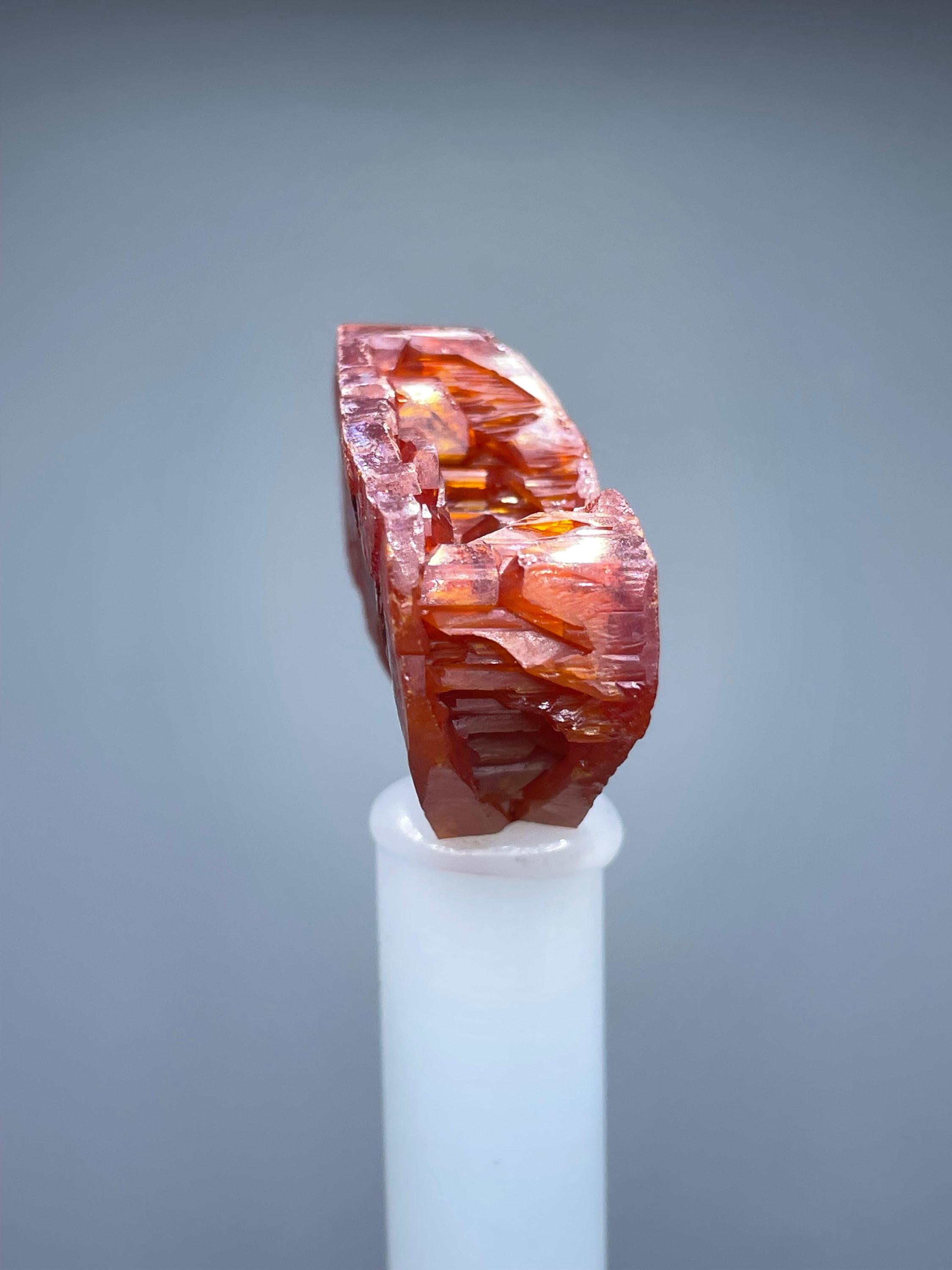 モロッコ、ミデルト、ミブラーデン産の希少な赤色バナジナイト結晶