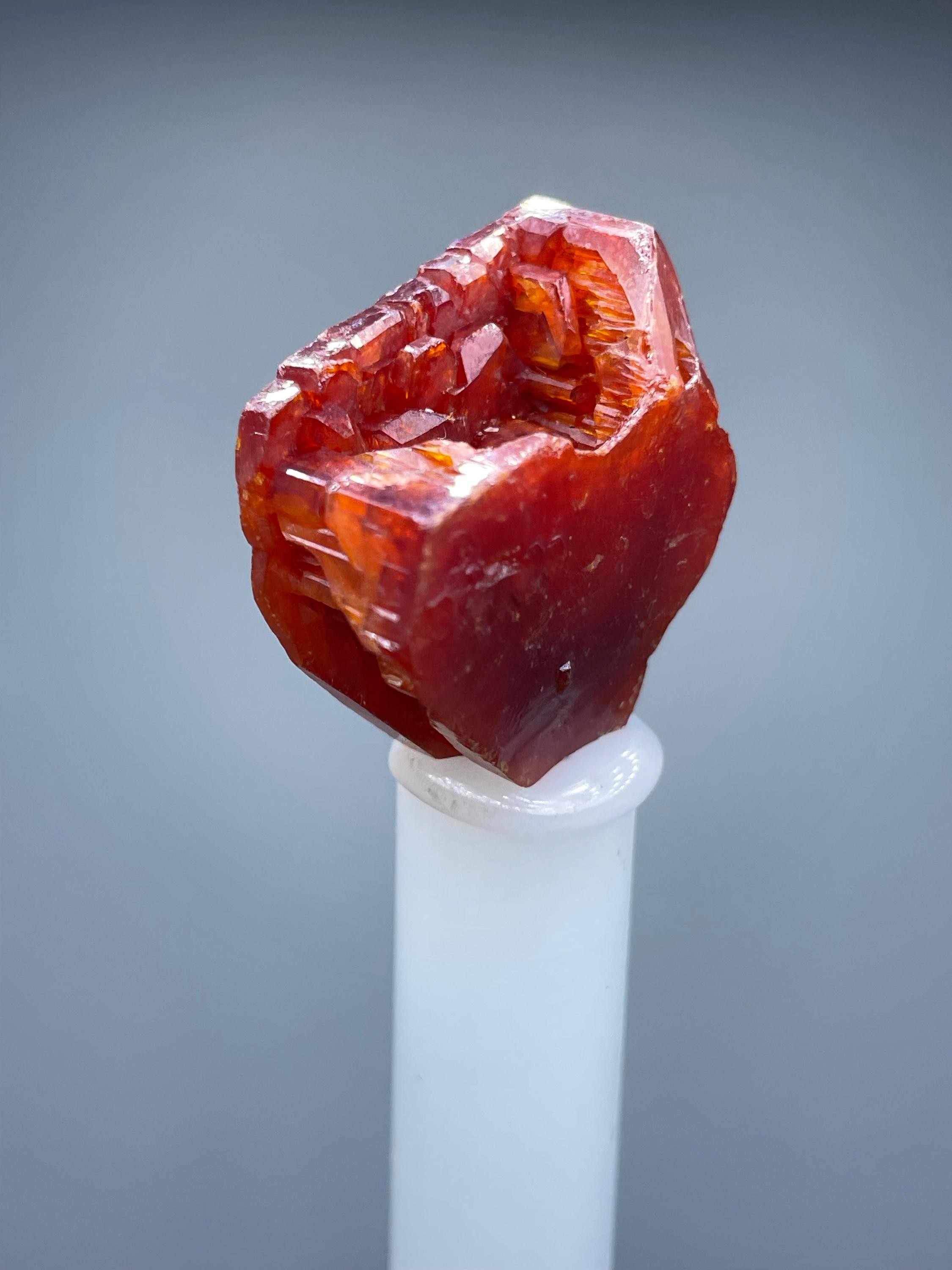 モロッコ、ミデルト、ミブラーデン産の希少な赤色バナジナイト結晶