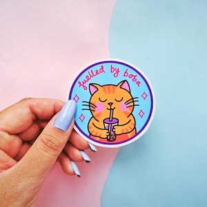 getankt durch Boba Aufkleber - Süßer Katze Trinkt Bubble Tea, Kawaii Boba Lover Aufkleber, Glanz Vinyl