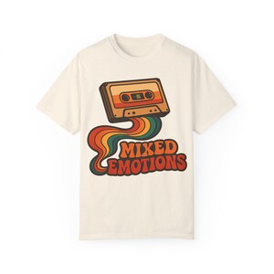 Emoções Mistas: Arte em Cassete Retro, Design Psicodélico dos Anos 70, Camiseta em Cores Confortáveis