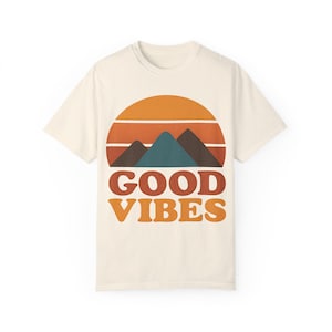 Camiseta con colores cómodos y diseño geométrico retro "Good Vibes Sunset"