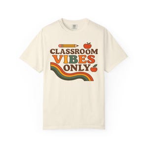 Camiseta con ambiente de aula para profesores, diseño educativo retro, inspiración para el aula de los años 70, colores cómodos.