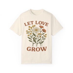 Deja que el amor crezca: camiseta con colores cómodos y arte tipográfico floral vintage