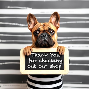 Puede incluir: Un bulldog franc&eacute;s marr&oacute;n con una camiseta a rayas blancas y negras, sosteniendo un letrero de pizarra. El letrero dice "Thank You for checking out our shop" en letras blancas. El fondo presenta un patr&oacute;n de rayas grises y blancas.