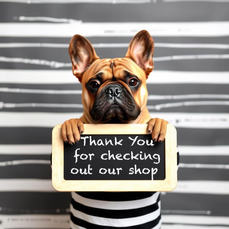 Puede incluir: Un bulldog franc&eacute;s marr&oacute;n con una camiseta a rayas blancas y negras, sosteniendo un letrero de pizarra. El letrero dice "Thank You for checking out our shop" en letras blancas. El fondo presenta un patr&oacute;n de rayas grises y blancas.