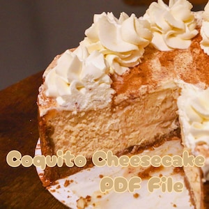 K&ouml;nnte beinhalten: Nahaufnahme eines Coquito-K&auml;sekuchen-Rezepts im PDF-Format. Der K&auml;sekuchen ist mit Schlagsahne und Zimt bedeckt. Der Text "Einfach und anf&auml;ngerfreundlich!" ist am unteren Rand des Bildes zu sehen.