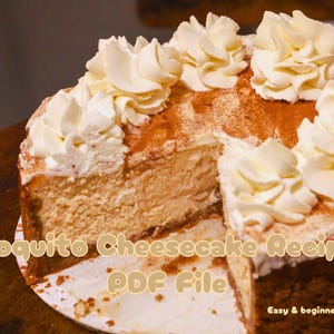 K&ouml;nnte beinhalten: Nahaufnahme eines Coquito Cheesecake Rezept PDF-Dokuments. Der K&auml;sekuchen ist mit Schlagsahne und Zimt bedeckt. Der Text "Einfach & anf&auml;ngerfreundlich!" ist am unteren Rand des Bildes sichtbar.