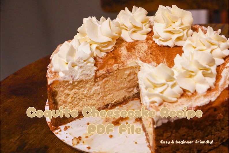 K&ouml;nnte beinhalten: Nahaufnahme eines Coquito Cheesecake Rezept PDF-Dokuments. Der K&auml;sekuchen ist mit Schlagsahne und Zimt bedeckt. Der Text "Einfach & anf&auml;ngerfreundlich!" ist am unteren Rand des Bildes sichtbar.