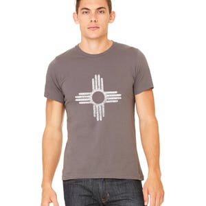 Mannen katoen Cewneck Graphic Tee, Albuquerque, New Mexico Zia Shirt, Unisex gele Tshirt Zia zon symbool, korte mouwen Top, staat vlag afbeelding 2