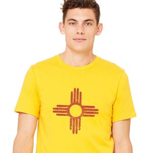 Mannen katoen Cewneck Graphic Tee, Albuquerque, New Mexico Zia Shirt, Unisex gele Tshirt Zia zon symbool, korte mouwen Top, staat vlag afbeelding 1