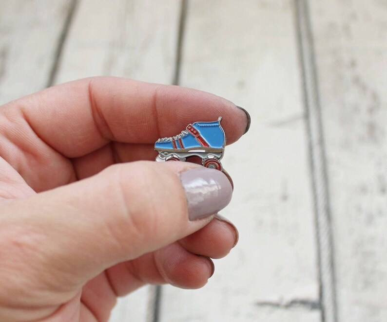 Pin's émaillé Athlète Femme Coureuse - Badge De Col Qualité - Collection Sport Et Motivation