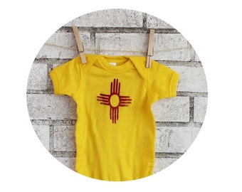 Distressed Zia Symbol Baby Onepiece, Korte Mouw Geel Baby Bodysuit, New Mexico, Circle Of Life, Vier Elementen, Rood, Indiaans