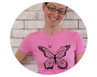 T-shirt papillon, Tee-shirt Crewneck en coton pour femmes, Rose chaud, Jardinage printanier Bug Garden Papillons, Manches courtes, T-shirt sérigraphié