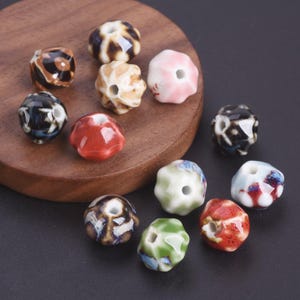 Puede incluir: Un juego de tres tazas de cerámica con un acabado mate moteado. Las tazas son en tonos crema, gris claro y gris oscuro. Cada taza tiene un diseño simple y minimalista y un asa redondeada.