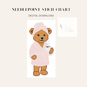 Puede incluir: Descarga digital del gráfico de puntada de aguja. Ilustración pixelada de un oso pardo con una bata y una toalla rosas, sosteniendo una taza de café. El oso está sonriendo. Un logotipo está en la esquina superior derecha.