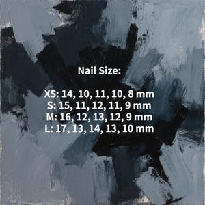 Puede incluir: Obra de arte abstracta en tonos grises y negros con pinceladas visibles. Superposici&oacute;n de texto que dice "Nail Size:" seguido de las medidas en mil&iacute;metros para XS, S, M y L.