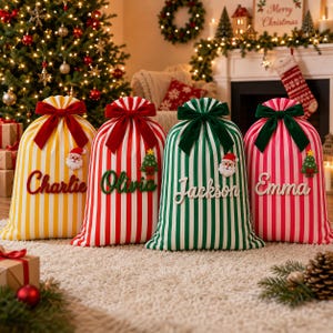 Pode incluir: Quatro sacos de presente de Natal em tecido com riscas verticais em amarelo, vermelho, verde e rosa. Cada saco apresenta um grande laço de veludo no topo, um nome personalizado em letra cursiva e um pequeno aplique festivo de Pai Natal ou árvore.