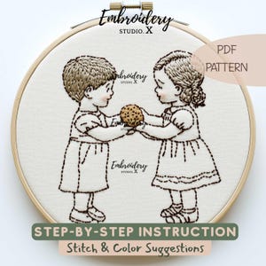 Puede incluir: Una taza de cerámica blanca con un asa negra y el texto "But First, Coffee" en un estilo manuscrito. La taza está sobre una superficie blanca. La taza mide aproximadamente 10 cm de alto.
