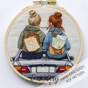 Mädchen Road Trip Stickmuster | Beste Freunde mit Rucksäcken & Karten | Travel Hoop Art PDF zum Freundschaft Tag oder Fernweh Dekor