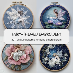 Pode incluir: Quatro aros de bordado com desenhos temáticos de fadas. Os aros são de madeira e têm um fundo azul. Os desenhos incluem uma fada sentada em um floco de neve, uma fada sentada em uma flor de lótus, uma fada dormindo em uma flor e uma fada sentada em um galho.