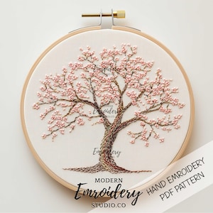 花柄のピンクの桜の木の刺繍 | 桜のデカール PDF パターン | 初心者向けのフラワーフープアート