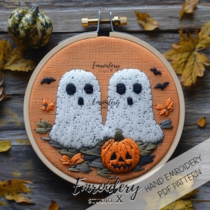 Motif de broderie à la main deux fantômes mignons | Cerceau d&#39;Halloween pour débutants avec citrouille et chauves-souris | Modèle PDF facile à coudre à la main