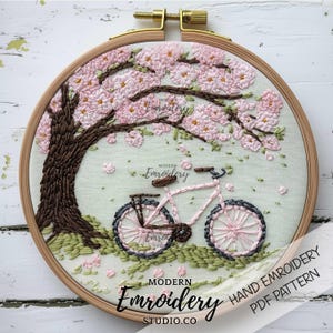 桜の木の下のピンクの自転車のデザイン | 花柄の自転車の刺繍 | フラワーフープのパターン PDF