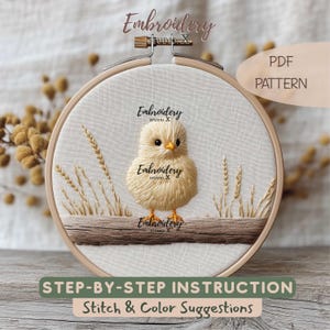Op de afbeelding: Een handgeborduurde borduurring met een pluizig geel kuiken op een bruine boomstam, met tarwearen. De tekst "Embroidery Studio X" is meerdere keren te zien. De woorden "PDF PATTERN" en "STEP-BY-STEP INSTRUCTION Stitch & Color Suggestions" zijn ook zichtbaar.