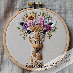花冠のキリンの刺繍パターン | 気まぐれな動物の手刺繍 PDF | サファリ野生動物のフープアートと DIY ステッチ