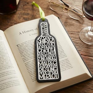 Marcapáginas de botella de vino cortado con láser / Accesorio de madera para libros / Regalo divertido para amantes del vino / Regalo para anfitrionas de clubes de vino / Regalo para lectores y clubes de lectura