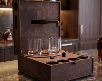 Personalisierter automatischer Spirituosenausgießer mit Schnapsgläsern – ein einzigartiges Geschenk für die Hausbar des Mannes, der schon alles hat.