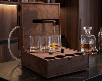 Personalisierter Whisky-Spender aus Holz mit Schnapsgläsern – eine edle Note für Hausbars, Partys und als Geschenk für Whisky-Liebhaber.