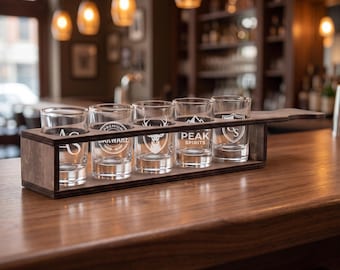 Holzhalter für 5 Schnapsgläser, personalisiertes graviertes Schnapsglas-Set, Barzubehör-Geschenk für ihn, Geburtstags- oder Trauzeugen