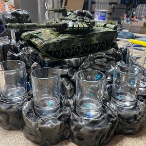Premium Tank Alcohol Dispenser – Military Army Toy Tank LED-Lit Automatic Pourer for 7 Glasses, Perfect Newlywed Gift & Groomsman Gift Box