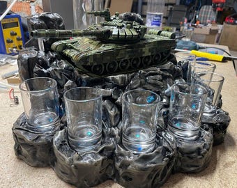 Tank Shot Spender mit LED-Beleuchtung verleiht der Hausbar einen Gaming-Touch und ist ein einzigartiges Geschenk für Gamer.