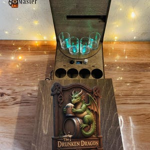 Grüner Drachen-Alkoholspender mit Holzbox für Fantasy-Bar-Dekoration und Rollenspiel-Geschenk