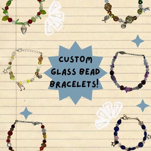 Puede incluir: Una variedad de pulseras de cuentas de vidrio personalizadas en varios colores y diseños. Las pulseras presentan una variedad de cuentas, incluyendo rojas, verdes, amarillas y azules, con dijes como estrellas, lunas y notas musicales. El texto en la imagen dice "CUSTOM GLASS BEAD BRACELETS!"