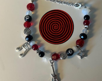 Pulsera roja con temática musical