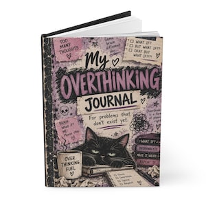 以下が含まれることがあります： My Overthinking Journalというタイトルのハードカバー日記帳で、表紙には黒猫のイラストが描かれています。紫と黒の文字、落書き、Overthinking Fuelと書かれたコーヒーマグ、そしてチェックリストがデザインされています。