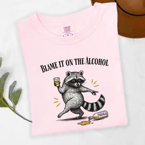 Betrunkenes Waschbär-T-Shirt, Schuld daran ist das Alkohol-Waschbär-Shirt, Komfort-Farben-lustiges Waschbär-Shirt Bild 5