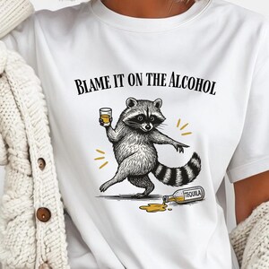Betrunkenes Waschbär-T-Shirt, Schuld daran ist das Alkohol-Waschbär-Shirt, Komfort-Farben-lustiges Waschbär-Shirt Bild 2