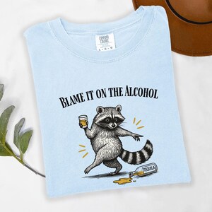 Betrunkenes Waschbär-T-Shirt, Schuld daran ist das Alkohol-Waschbär-Shirt, Komfort-Farben-lustiges Waschbär-Shirt Bild 3