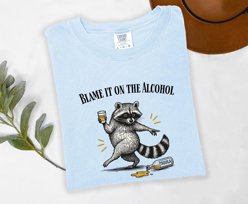 Betrunkenes Waschbär-T-Shirt, Schuld daran ist das Alkohol-Waschbär-Shirt, Komfort-Farben-lustiges Waschbär-Shirt Bild 3