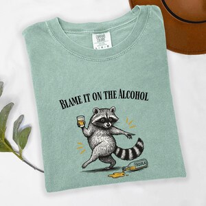 Betrunkenes Waschbär-T-Shirt, Schuld daran ist das Alkohol-Waschbär-Shirt, Komfort-Farben-lustiges Waschbär-Shirt Bild 6