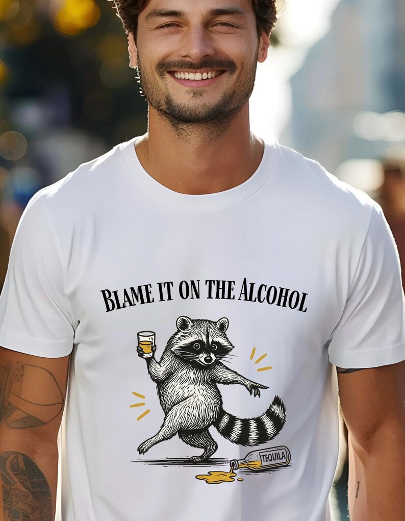 Betrunkenes Waschbär-T-Shirt, Schuld daran ist das Alkohol-Waschbär-Shirt, Komfort-Farben-lustiges Waschbär-Shirt Bild 4