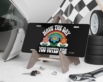 Matrícula anti-Trump con diseño floral retro: humor político