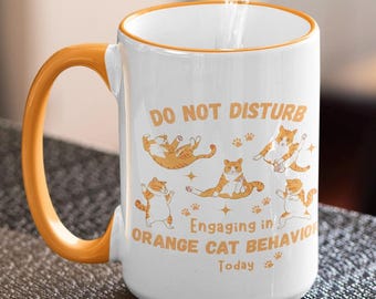 Taza de café con gato atigrado naranja: un divertido meme de gatos