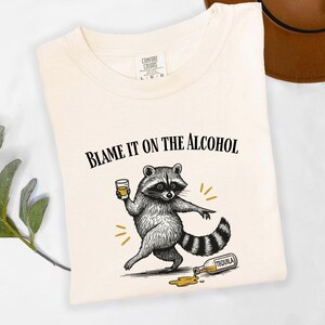 Betrunkenes Waschbär-T-Shirt, Schuld daran ist das Alkohol-Waschbär-Shirt, Komfort-Farben-lustiges Waschbär-Shirt Bild 1