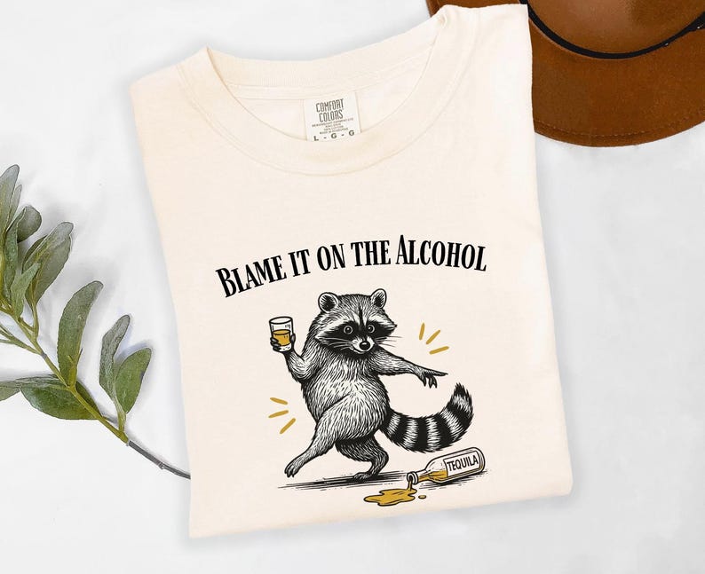 Betrunkenes Waschbär-T-Shirt, Schuld daran ist das Alkohol-Waschbär-Shirt, Komfort-Farben-lustiges Waschbär-Shirt Bild 1