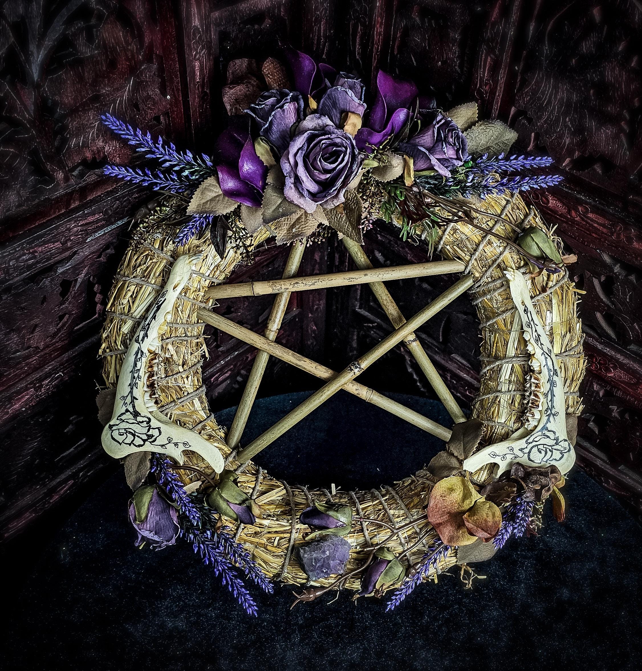 Couronne de porte en paille mâchoire de chevreuil peinte vraies plantes mousse roses pentacle pentacle sorcière sorcellerie bruyère lande améthyste